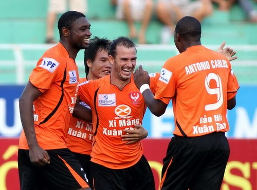 Ở mùa giải mới, Sài Gòn Xuân Thành chính thức đổi tên thành Xi măng Xuân Thành Sài Gòn. Đây đã là lần thứ 5 câu lạc bộ này đổi tên kể từ khi bầu Thụy mua lại đội bóng.